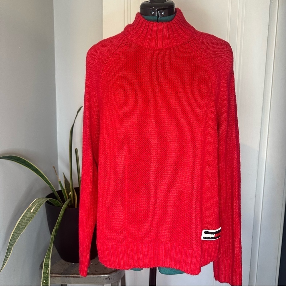 Tommy Hilfiger Bold Red Sweater Y2K logo style